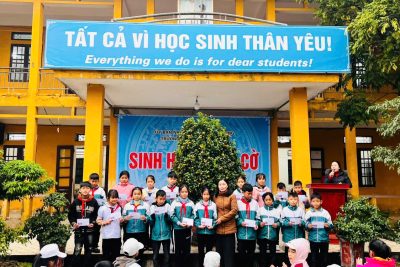 Trường Tiểu học Trực Hùng tổ chức chào cờ đầu tuần kết hợp trao quà cho học sinh nghèo vượt khó.